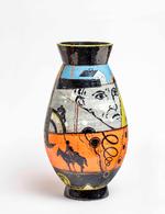 Peder Rasmussens store krukker er keramiske billeder. På de rå og glaserede overflader boltrer mennesker, dyr og objekter sig i ét væk. Foto: Pr-foto