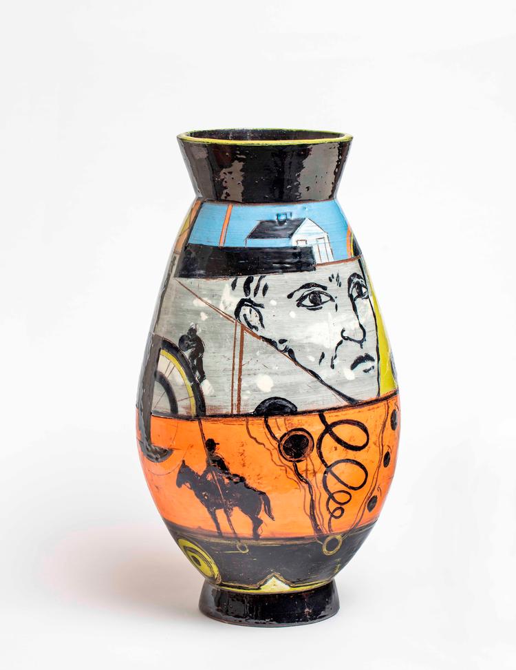 Peder Rasmussens store krukker er keramiske billeder. På de rå og glaserede overflader boltrer mennesker, dyr og objekter sig i ét væk. Foto: Pr-foto