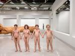 Det er et kendt værk fra den nyere kunsthistorie, amerikanske Charles Rays størrelsesforskruede familieportræt, 'Family Romance' fra 1993. Nu aktuelt på Centre Pompidou i Paris.  Foto: Bertand Prévost
