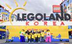 Selvom Legoland Korea endnu ikke er åben for offentligheden, holdt de en åbningsceremoni 26. marts. Her mødte både glade familier og rasende demonstranter op. Foto: Gee-hoon Kim(photokim00@naver.com)
