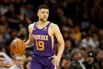     PHOENIX, ARIZONA - APRIL 05: Iffe Lundberg #19 of the Phoenix Suns handles the ball during the second half of the NBA game against the Los Angeles Lakers at Footprint Center on April 05, 2022 in Phoenix, Arizona. The Suns defeated the Lakers 121-110. NOTE TO USER: User expressly acknowledges and agrees that, by downloading and or using this photograph, User is consenting to the terms and conditions of the Getty Images License Agreement. Christian Petersen/Getty Images/AFP == FOR NEWSPAPERS, INTERNET, TELCOS &amp; TELEVISION USE ONLY ==   Foto: Christian Petersen/Ritzau Scanpix