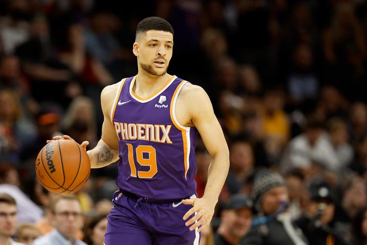     PHOENIX, ARIZONA - APRIL 05: Iffe Lundberg #19 of the Phoenix Suns handles the ball during the second half of the NBA game against the Los Angeles Lakers at Footprint Center on April 05, 2022 in Phoenix, Arizona. The Suns defeated the Lakers 121-110. NOTE TO USER: User expressly acknowledges and agrees that, by downloading and or using this photograph, User is consenting to the terms and conditions of the Getty Images License Agreement. Christian Petersen/Getty Images/AFP == FOR NEWSPAPERS, INTERNET, TELCOS &amp; TELEVISION USE ONLY ==   Foto: Christian Petersen/Ritzau Scanpix