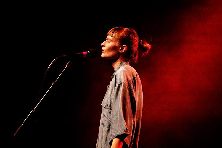 Få kan som norske Jenny Hval synge om copyright, som om det er et sjæleligt anliggende. Koncerten med hende på Bremen var først og fremmest opløftende pop. Foto: Jacob Ehrbahn