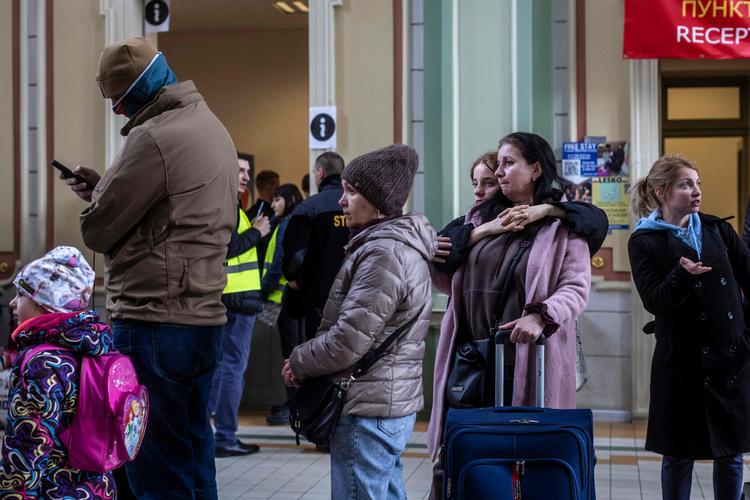  Flygtninge står i kø for at købe en togbillet fra Przemysl i det sydøstlige Polen tilbage til Kyiv i Ukraine.
 Foto: Wojtek Radwanski/Ritzau Scanpix