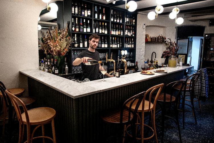 Der er fransk cave-stemning over Bar Somm', der ligger gemt under gadeplan blot et langspyt fra Torvehallerne. Her sidder man tæt, og det kan være både godt og skidt, skulle det vise sig. Foto: Jacob Ehrbahn