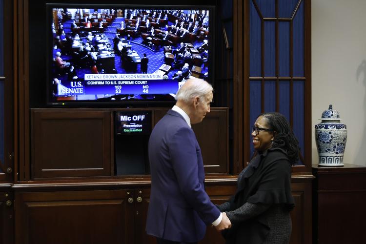 WASHINGTON, DC - APRIL 07: U.S. President Joe Biden congratulates Ketanji Brown Jackson moments after the U.S. Senate confirmed her to be the first Black woman to be a justice on the Supreme Court in the Roosevelt Room at the White House on April 07, 2022 in Washington, DC. Chip Somodevilla/Getty Images/AFP == FOR NEWSPAPERS, INTERNET, TELCOS &amp; TELEVISION USE ONLY == Foto: Chip Somodevilla/Ritzau Scanpix