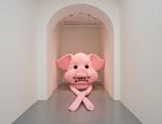 Skulpturen 'Piggy Piggy Longhands Growl Growl' fra 2019 indgår i Centre Pompidous samling. Her ses den fra en udstilling hos Kestner Gesellschaft i Hannover. I Paris pryder den forhallen på Centre Pompidou.  Foto: China Hopson
