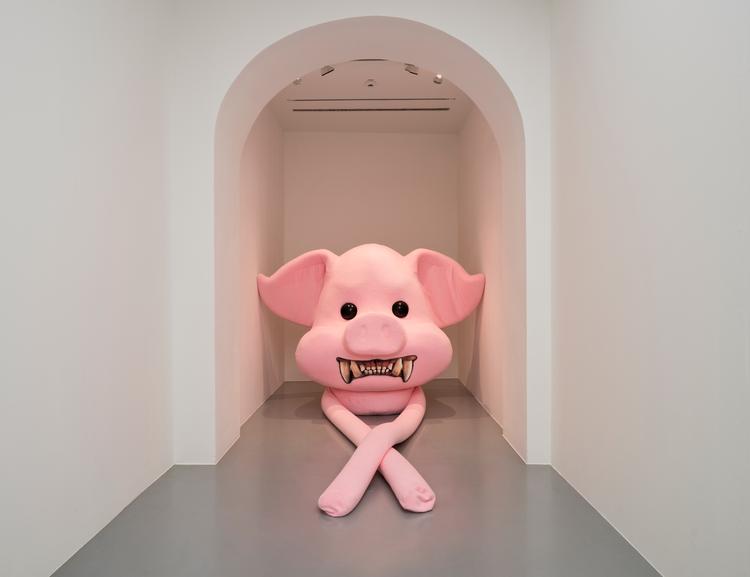 Skulpturen 'Piggy Piggy Longhands Growl Growl' fra 2019 indgår i Centre Pompidous samling. Her ses den fra en udstilling hos Kestner Gesellschaft i Hannover. I Paris pryder den forhallen på Centre Pompidou.  Foto: China Hopson
