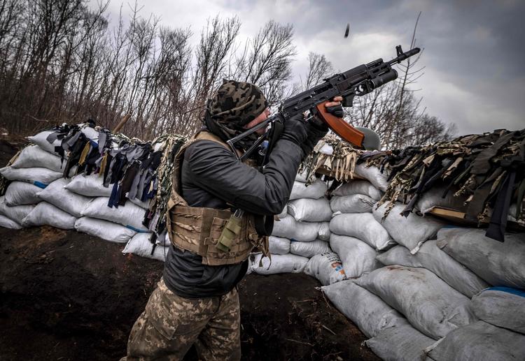 I den østlige del af Ukraine har de ukrainske soldater haft held til at holde russerne tilbage langs den såkaldte kontaktlinje, hvor de fra skyttegrave bekæmper fjenden. (arkivfoto)   Foto: Fadel Senna/Ritzau Scanpix
