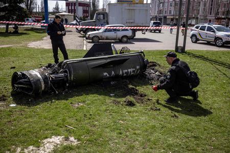 Et af to misiler, der ramte togstationen i Kramatorsk i dag. På siden af raketten står "For vores børn" på russisk.  Foto: Fadel Senna/Ritzau Scanpix