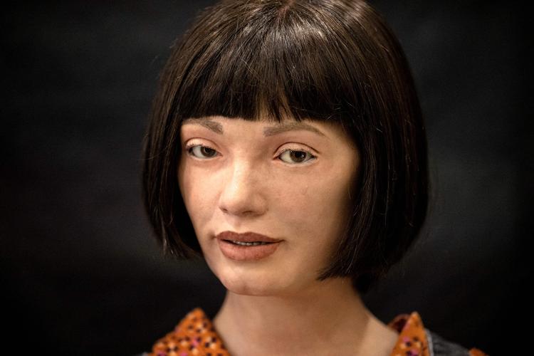 Robotter kan lave kunst. Ai-Da kan sågar på fem timer. Men vil vi virkelig have dem til at gøre det, spørger Aidan Meller, der er ophavsmand til robotten.  Foto: Ben Stansall/Ritzau Scanpix