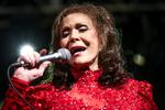 Sygdom i de senere år har gjort det umuligt for Loretta Lynn at turnere. Men i en alder af 89 udgav hun sidste år et fin plade med sange om kvindeliv.  Foto: Rich Fury/Ritzau Scanpix