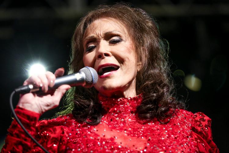 Sygdom i de senere år har gjort det umuligt for Loretta Lynn at turnere. Men i en alder af 89 udgav hun sidste år et fin plade med sange om kvindeliv.  Foto: Rich Fury/Ritzau Scanpix