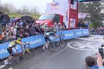 Aleksandr Vlasov og Jonas Vingegaard må tilbagelægge de sidste meter af 5. etape i Baskerlandet Rundt til fods. (Foto: Baskerlandet Rundt. 