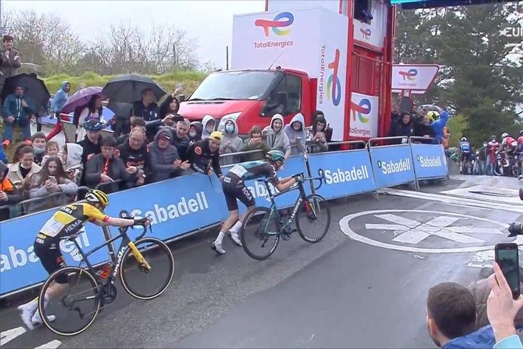 Aleksandr Vlasov og Jonas Vingegaard må tilbagelægge de sidste meter af 5. etape i Baskerlandet Rundt til fods. (Foto: Baskerlandet Rundt. 