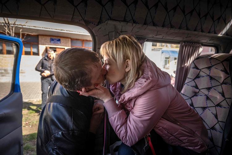 En kvinde kysser sin mand farvel. Hun tager bussen fra Kramatorsk dagen efter raketangrebet. Foto: Fadel Senna/Ritzau Scanpix