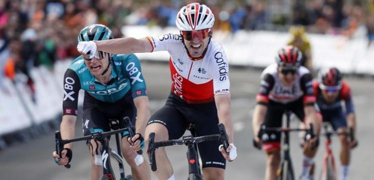 Spanieren Ion Izagrre vinder kongeetapen i Baskerlandet Rundt foran russeren Aleksandr Vlasov, mens Jonas Vingegaard anes som en gul skygge i baggrunden. (Foto: Baskerlandet Rundt. 