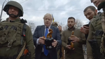 Boris Johnson (t.v.) og Volodomyr Zelenskyj var lørdag på gåtur i Kyiv. Her fik de blandt andet overrakt en vinkarafel formet som en hane. Kilde: Screenshot fra Twitter 