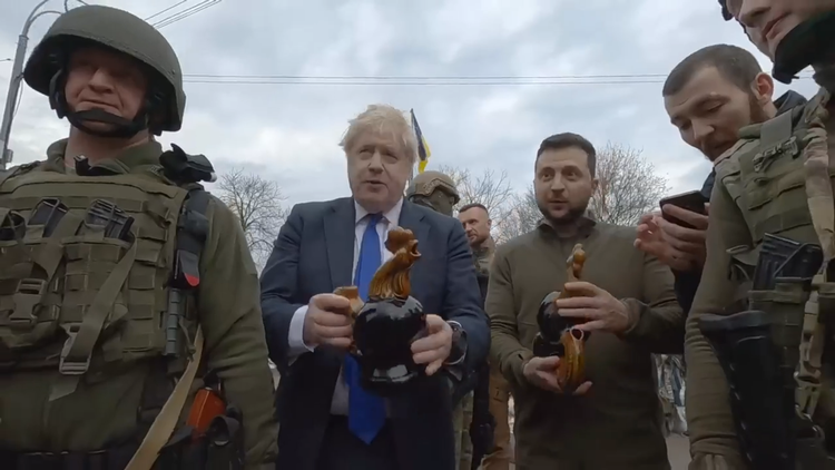 Boris Johnson (t.v.) og Volodomyr Zelenskyj var lørdag på gåtur i Kyiv. Her fik de blandt andet overrakt en vinkarafel formet som en hane. Kilde: Screenshot fra Twitter 
