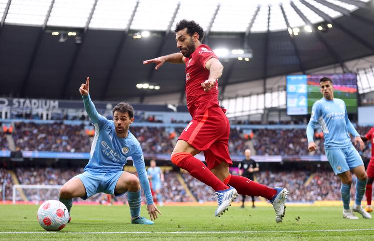 Der var masser af god underholdning, da Manchester City, her Bernardo Silva (tv.), og Liverpool med Mohamed Salah indtog Etihad Stadium i Manchester til forårets største kamp i Premier League.  Foto: Carl Recine/Ritzau Scanpix