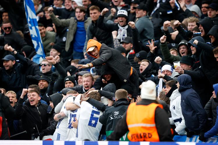 Med et mål i anden halvleg blev Lukas Lerager matchvinder i FC Københavns vigtige 1-0-sejr over FC Midtjylland, og fansene tiljublede ham og holdkammeraterne med en viden om, at guldet nu er nært. Foto: Jens Dresling