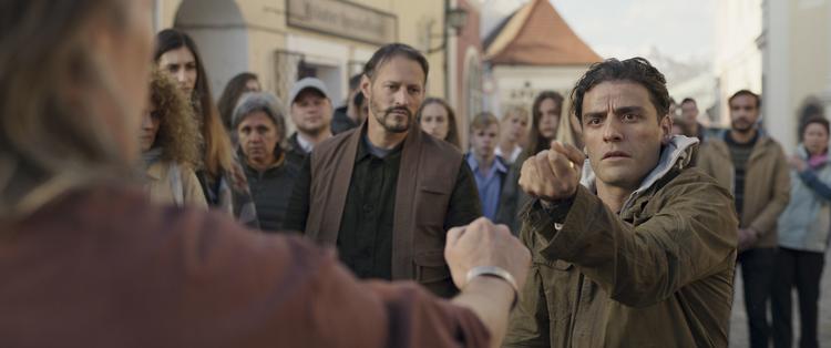 Oscar Isaac har den altoverskyggende hovedrolle som den splittede superhelt, der må leve med flashbacks fra oplevelser, han ikke kan huske. Foto: Pr-foto: Disney +