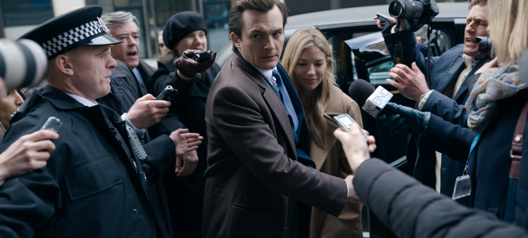 Sophie og James Whitehouse er det perfekte par - men pludselig er de i søgelyset på grund af hans udenomsægteskabelige eskapader. Foto: Netflix