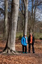Ritt Bjerregaard og Christine Antorini går minimum 10 kilometer sammen, når de vandrer. For det er på de længere ture, stilheden finder frem.  Foto: Thomas Borberg