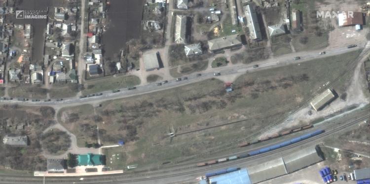 Satellitbilledet viser den over 12 kilometer lange militærkonvoj nord for Donetsk. Foto: 
Copyright: Satellite Imagery © Maxar Technologies Provided by European Space Imaging