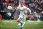 Parkens plæneundergrund er ikke god nok til at sørge for en god fodboldbane, medgiver bestyrelsesformand Allan L. Agerholm. Nu vil man se på en varig løsning. Her er det FCK's Pep Biel under kampen mod FC Midtjylland søndag.   Foto: Jens Dresling