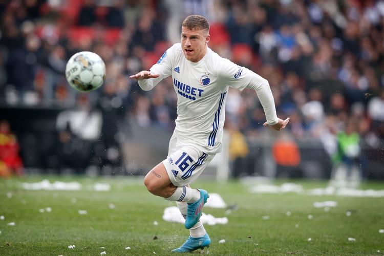 Parkens plæneundergrund er ikke god nok til at sørge for en god fodboldbane, medgiver bestyrelsesformand Allan L. Agerholm. Nu vil man se på en varig løsning. Her er det FCK's Pep Biel under kampen mod FC Midtjylland søndag.   Foto: Jens Dresling