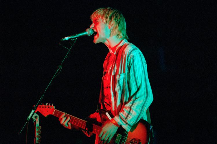 Forsanger Kurt Cobain i front for grungerock-bandet Nirvana på Roskilde Festival i 1992. Samme dag som Danmark vandt EM i fodbold. Foto: Jan Grarup