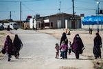 Kvinden opholder sig i fangelejren al-Roj i Syrien sammen med sine to børn, der lider af blandt andet PTSD, underernæring og stress. Foto: Delil Souleiman/Ritzau Scanpix