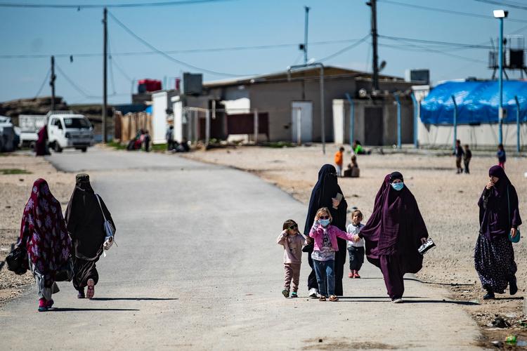 Kvinden opholder sig i fangelejren al-Roj i Syrien sammen med sine to børn, der lider af blandt andet PTSD, underernæring og stress. Foto: Delil Souleiman/Ritzau Scanpix