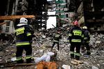 Redningsmandskab leder mandag efter lig i ruinerne af en bombet bygning i byen Borodyanka i Kyiv-regionen.  Foto: Zohra Bensemra/Ritzau Scanpix