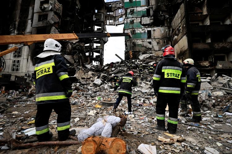 Redningsmandskab leder mandag efter lig i ruinerne af en bombet bygning i byen Borodyanka i Kyiv-regionen.  Foto: Zohra Bensemra/Ritzau Scanpix