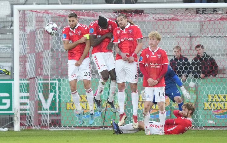 Viborg var tæt på at komme foran 2-1, da Christian Sørensen med dette frispark ramte underkanten af overliggeren. Foto: Claus Fisker/Ritzau Scanpix