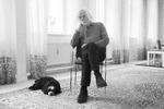 Jacob Holdt og hans hund Tajo i Mariam Moskeen i København, som han var med til at etablere.  Den ledes af hans ven Sherin Khankan, som – regner han med – nok vil bemærke, at han glemte at tage sine sko af. Foto: Tilde Døssing Tornbjerg