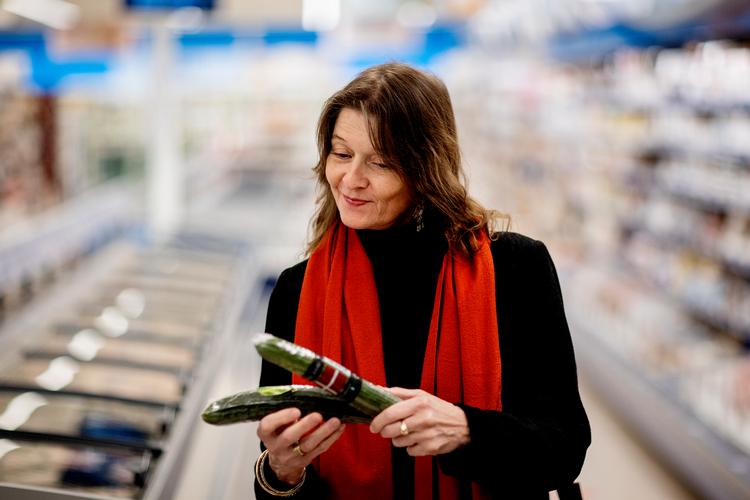 Julie Roelsgaard vil gerne vælge bæredygtige varer, men det er svært at gennemskue, hvilke varer der belaster mere eller mindre end andre. Vi følger hende rundt i den Rema 1000, hvor hun normalt handler, og taler med hende om hendes valg Foto: Finn Frandsen