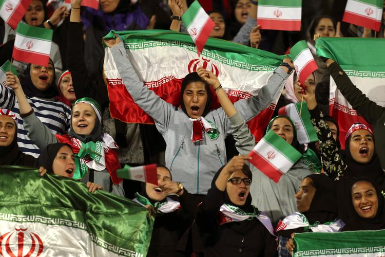Kvinder får ved særlige lejligheder adgang til stadion som her i 2018 til en landskamp mellem Iran og Bolivia. Foto: Vahid Salemi/Ritzau Scanpix