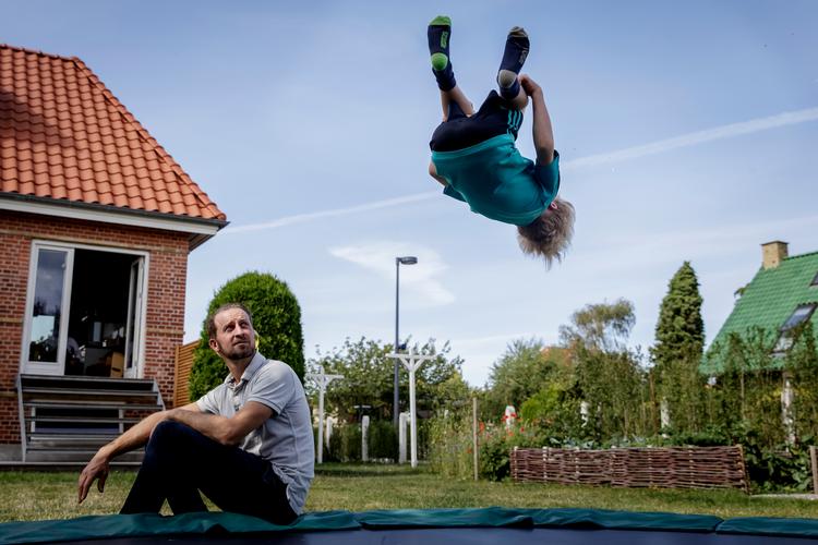Politiken besøgte i sommeren 2019 Henrik Nielsen, der med sin familie boede cirka 3 kilometer fra lufthavnen. De måtte  ofte opgive at opholde sig i haven, fordi støj og møg fra flyene fyldte mere og mere. Foto: Mads Nissen