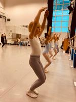 Alfred får store, men også spændende udfordringer, da han begynder på Det Kgt. Teaters Balletskole. Foto: Foto fra filmen