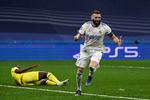  3-0 blev til 3-2 og dermed samlet Real Madrid-sejr på 5-4, da Karim Benzema i den forlængede spilletid scorede den dramatiske kamps sidste mål. Foto: Pierre-philippe Marcou/Ritzau Scanpix