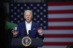 MENLO, IOWA - APRIL 12: U.S. President Joe Biden speaks to guests during a visit to POET Bioprocessing on April 12, 2022 in Menlo, Iowa. Biden announced that he would ease restrictions on ethanol use to help ease soaring gas prices. Scott Olson/Getty Images/AFP == FOR NEWSPAPERS, INTERNET, TELCOS &amp; TELEVISION USE ONLY == Foto: Scott Olson/Ritzau Scanpix