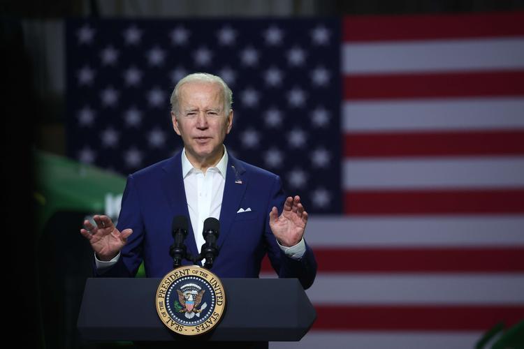 MENLO, IOWA - APRIL 12: U.S. President Joe Biden speaks to guests during a visit to POET Bioprocessing on April 12, 2022 in Menlo, Iowa. Biden announced that he would ease restrictions on ethanol use to help ease soaring gas prices. Scott Olson/Getty Images/AFP == FOR NEWSPAPERS, INTERNET, TELCOS &amp; TELEVISION USE ONLY == Foto: Scott Olson/Ritzau Scanpix