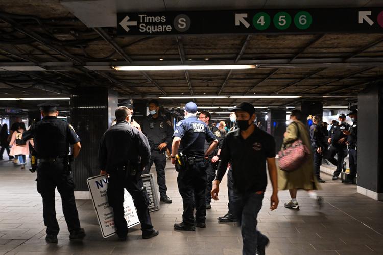 NEW YORK, NEW YORK - APRIL 12: New York City police officers stand inside Grand Central Station near a subway entrance on April 12, 2022 in New York City. Security has been heightened after a gunman in a gas mask and construction vest set off a smoke grenade and opened fire on a subway today at the 36th Street and Fourth Avenue station in the Sunset Park neighborhood of Brooklyn. At least 29 people were injured - 10 of them by gunshot - amid a fusillade of 33 rounds, according to reports. Authorities have named 62-year-old Philadelphia man Frank R. James as a person of interest. Alexi J. Rosenfeld/Getty Images/AFP == FOR NEWSPAPERS, INTERNET, TELCOS &amp; TELEVISION USE ONLY == Foto: Alexi J. Rosenfeld/Ritzau Scanpix