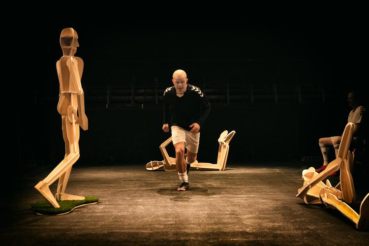 Morten Kjær som Stig Tøfting stryger rundt på gulvet, fuld af overskydende energi, der ikke kan placeres, og temperament.  Foto: Montgomery