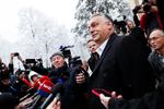 Ungarns leder premierminister Viktor Orban har pressen i sin hule hånd. Her flokkes de om ham på valgdagen 3. april.   Foto: Bernadett Szabo/Ritzau Scanpix