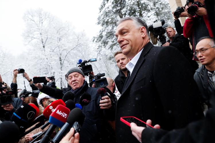 Ungarns leder premierminister Viktor Orban har pressen i sin hule hånd. Her flokkes de om ham på valgdagen 3. april.   Foto: Bernadett Szabo/Ritzau Scanpix