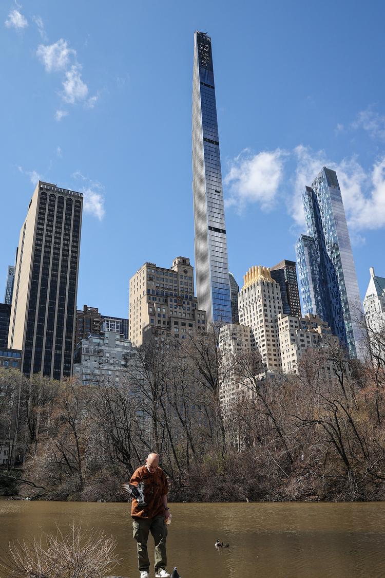  Det er en af den vestlige halvkugles højeste bygninger, der nu står klar til at tage imod sine beboere ved Central Park i New York.  Foto: Aa/abaca/Ritzau Scanpix